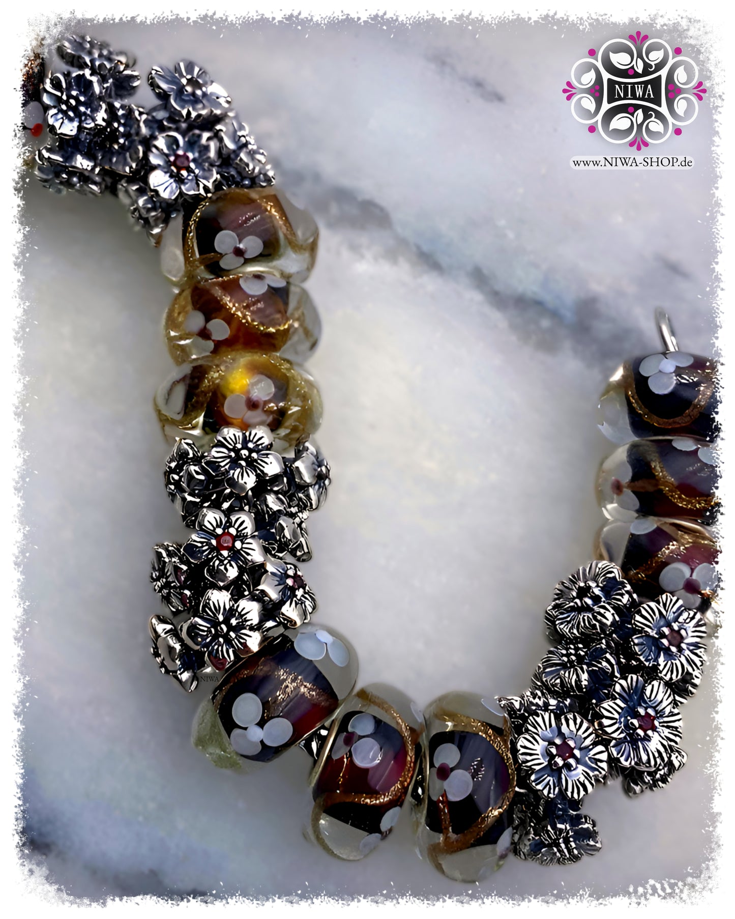 Armbandkombination mit DOGWOOD BLOOM, SAKURA BLOOM und HIBISCUS BLOOM Spacern aus massivem 925 SterlingSilber mit rotem Saphir, kombiniert mit NIWABeads