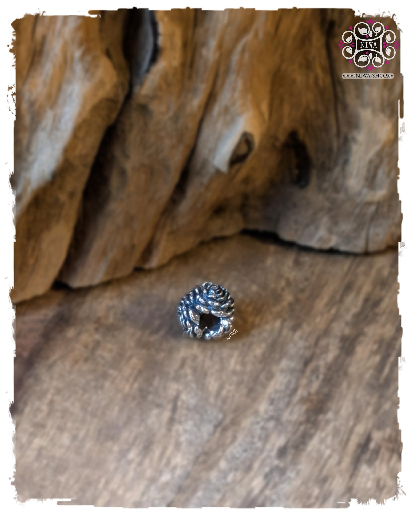 CARNELIA Charm