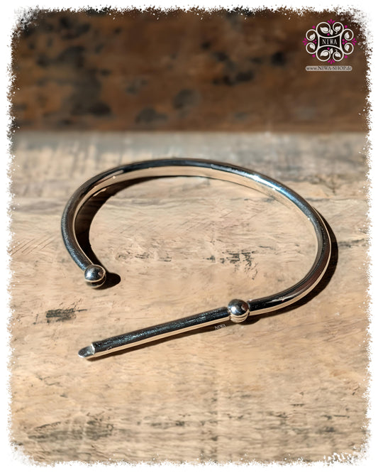 FLAT BANGLE Armreif aus massivem 925 SterlingSilber von NIWABeads | Handgeschmiedeter Armreif mit Klickverschluss für modulare Beads