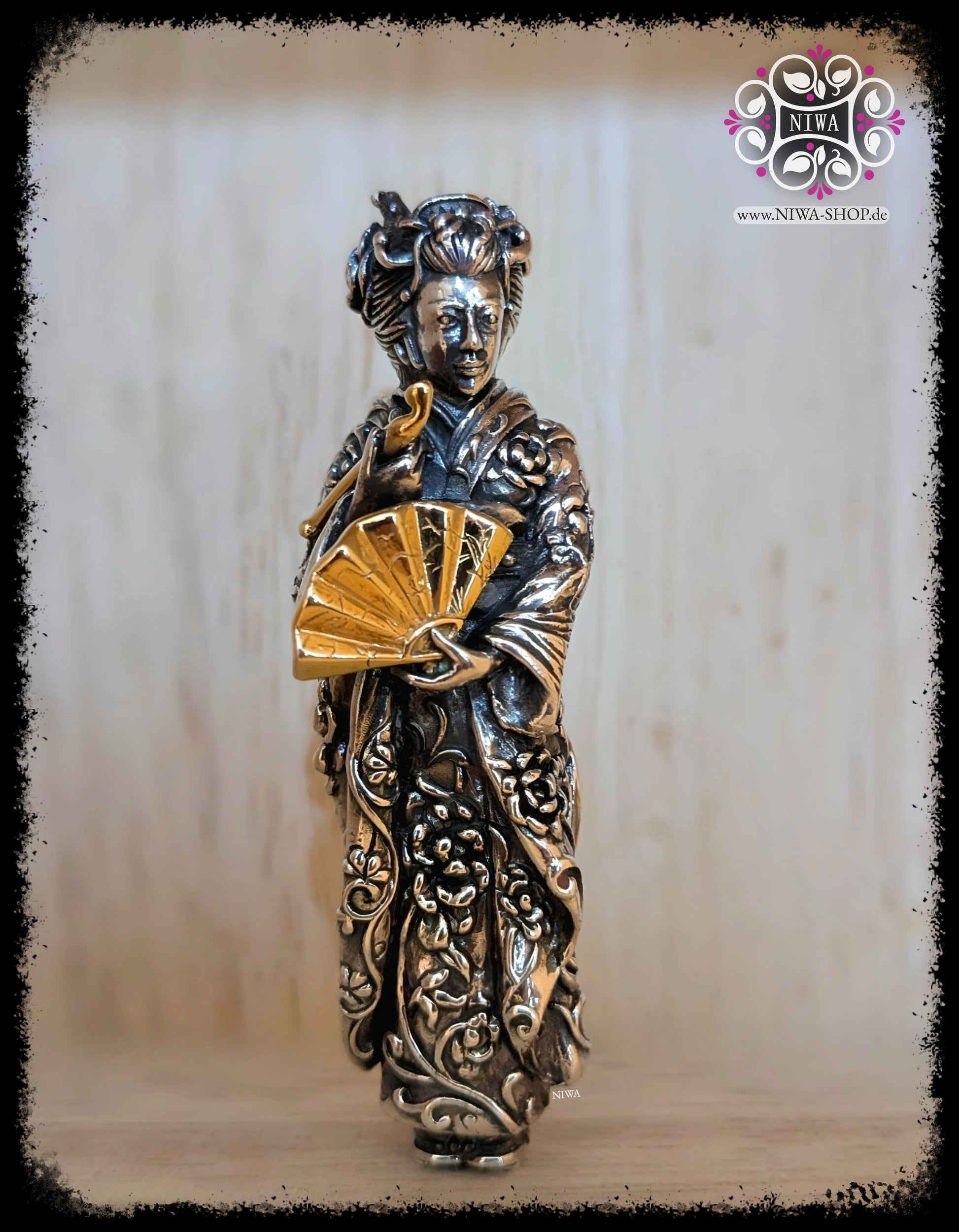 Limitierter ASAKACHI IMPERIAL PENDANT aus 925 Silber & 18K Gold von MAMA MALA by NIWA | Handgefertigter, großer Geisha-Anhänger mit Fächer und Tabakpfeife