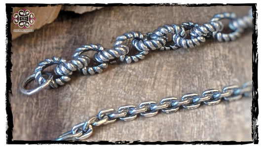 HALF-HALF Bracelet FEBURA, NIWABeads, 925 sterling silver, detail of the transition from solid rope structure links to the filigree chain half, close-up on wood.