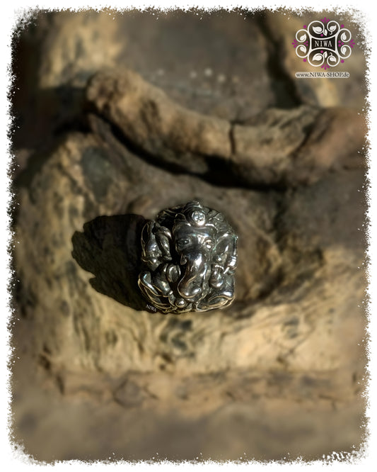 Limitierter GANESHA MANTRA Charm aus massivem 925 SterlingSilber, besetzt mit Diamant, von MAMA MALA by NIWA | Handgefertigter spiritueller Bead, Symbol für Mantra