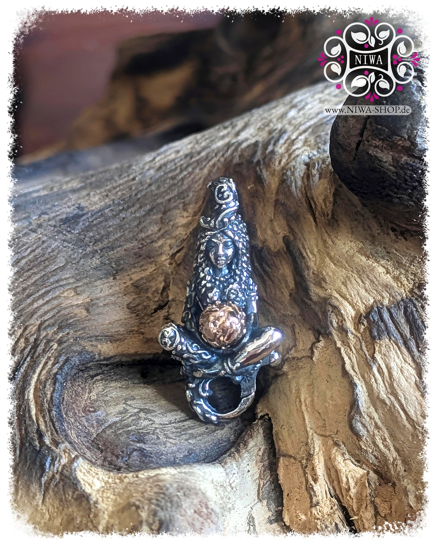 Frontansicht des GAIA MOTHER of LIFE Lock in TwoTone mit 18K RoséGold. Die ruhige, sitzende Figur aus SterlingSilber hält eine Weltkugel in warmem RoséGold. Blattgewand, organische Oberflächenstruktur und die aus dem Haar wachsende Öse verleihen dem Lock eine naturverbundene, mythische Ausstrahlung.