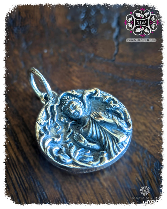 PANG HAM YAT COIN Dangle in seitlicher Ansicht, detailreicher Montagsbuddha aus 925 SterlingSilber mit Schutzgeste und organischem Relief auf dunkler Holzstruktur.