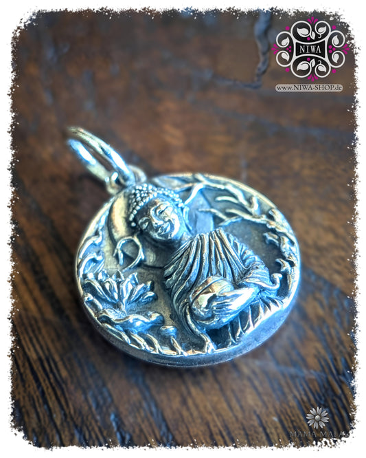PANG UMBAT COIN Dangle in seitlicher Ansicht, detailreicher Mittwochsbuddha des Vormittags aus 925 SterlingSilber mit Almosenschale und organischem Relief auf dunkler Holzstruktur.