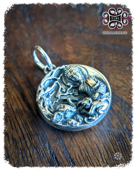 PANG PA LE LAI COIN Dangle in seitlicher Ansicht, detailreicher Mittwochsbuddha des Abends aus 925 SterlingSilber mit Buddha, Elefant und Affe in einer Waldszene auf dunkler Holzstruktur.