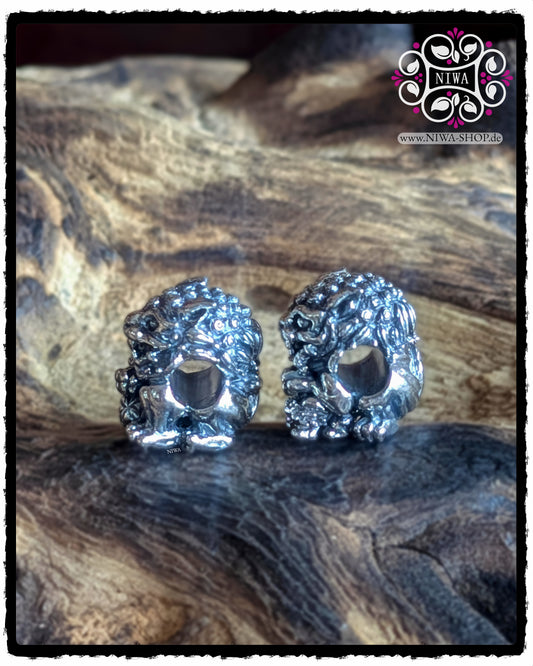 SHISHI FU LION Double Charms, side view with visible through hole, pair made of 925 sterling silver, compatible with bead bracelets, CHINESE series, MAMA MALA by NIWA.
