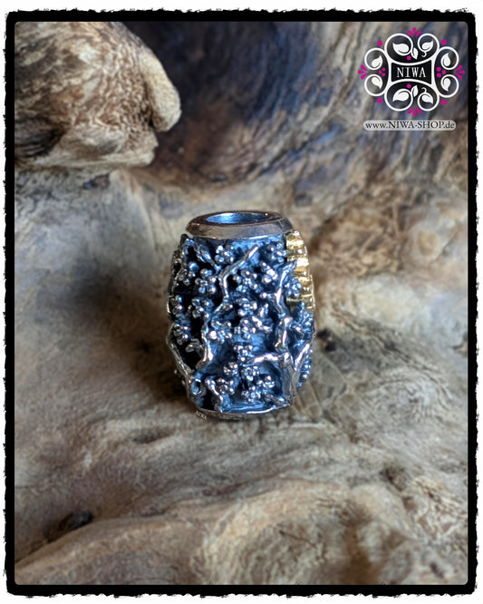 CHINESE GOODWILL BarrelCharm MAMA MALA by NIWA, Seitenansicht, 925 SterlingSilber Barrel mit SAKURA Relief, goldene Schriftzeichen-Applikation seitlich sichtbar, auf Holz.