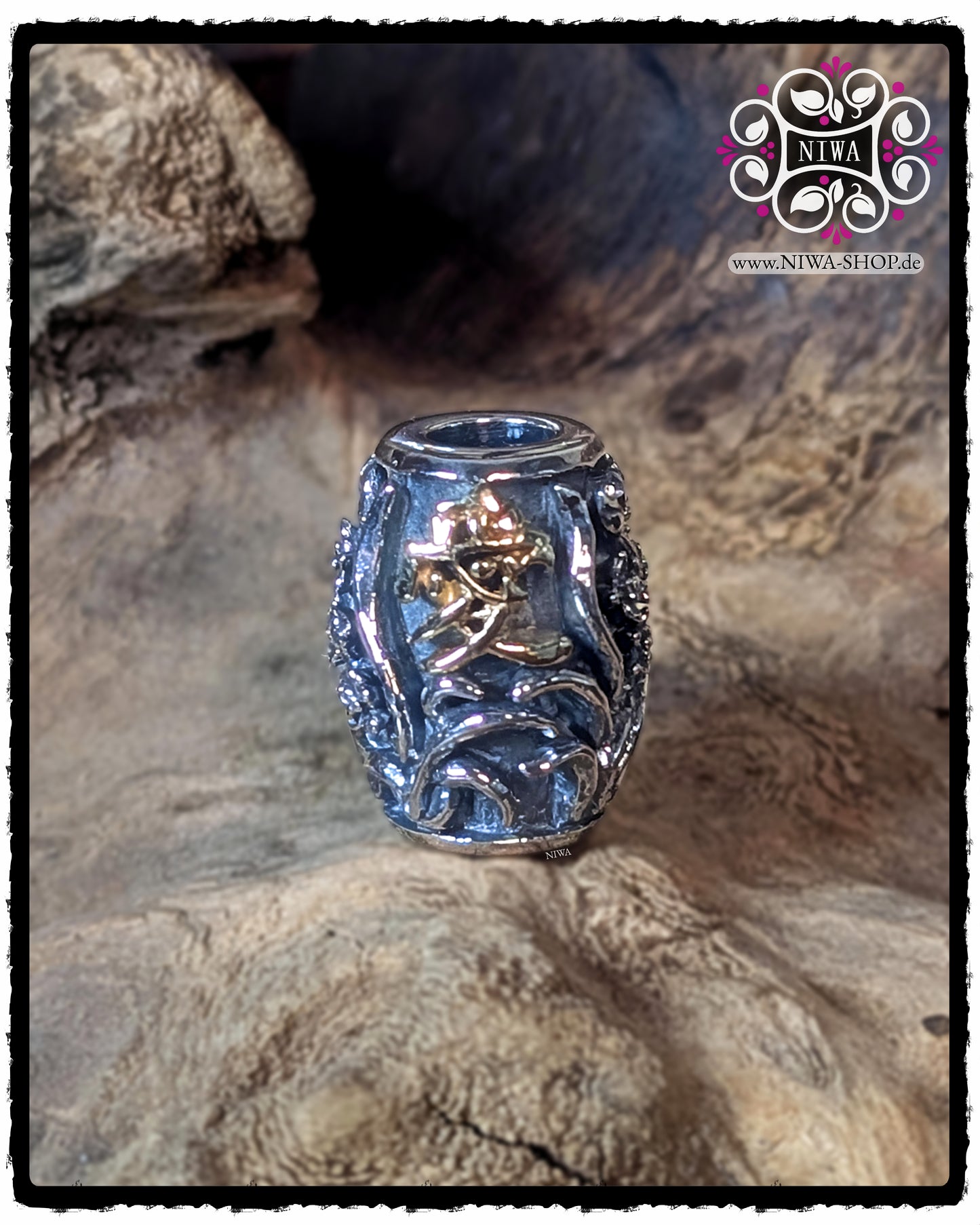 Frontal view of the CHINESE LOVE BarrelCharm made of 925 STERLING SILVER with a central CHINESE LOVE lettering in 18K yellow gold and surrounding ORCHID TREES.