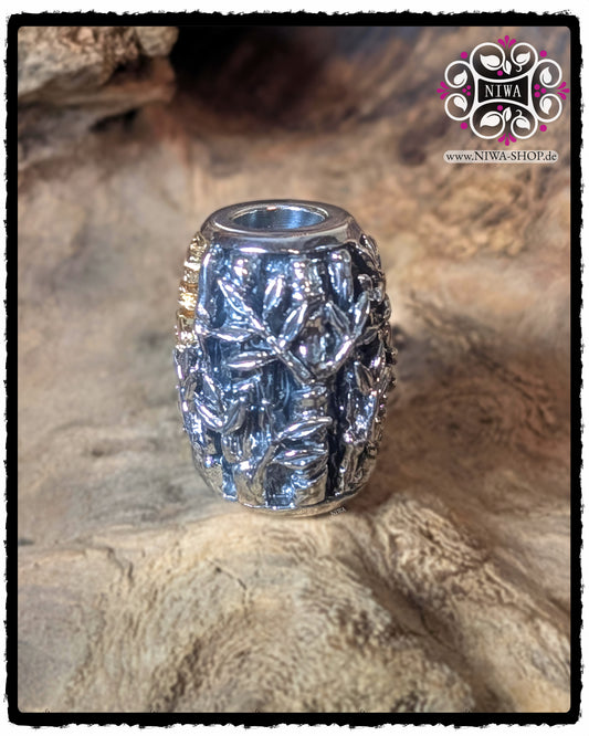 Zweite Seitenansicht des CHINESE JOY BARRELCHARM, Fokus auf die vertikale Anordnung der BAMBUSSTÄMME und Blätter in 925 STERLINGSILBER, Teil der CHINESE Serie der ASIA KOLLEKTION von MAMA MALA.