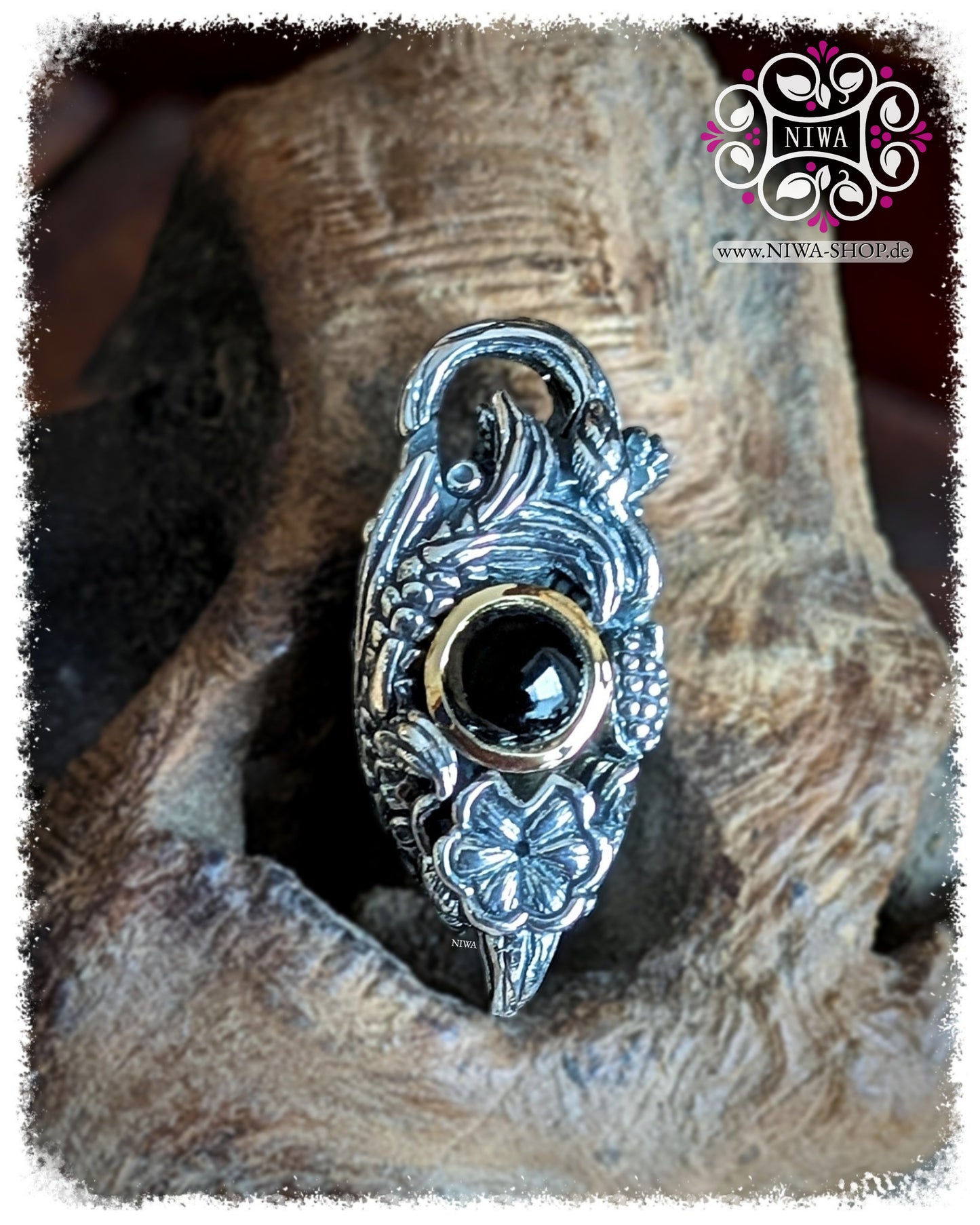 5FORCE KOI Lock Frontansicht, SCHWARZER SPINELL CABOCHON in 18K GELBGOLD Echtgold Fassung, 925 STERLINGSILBER, detailreicher KOI mit Blütenmotiv