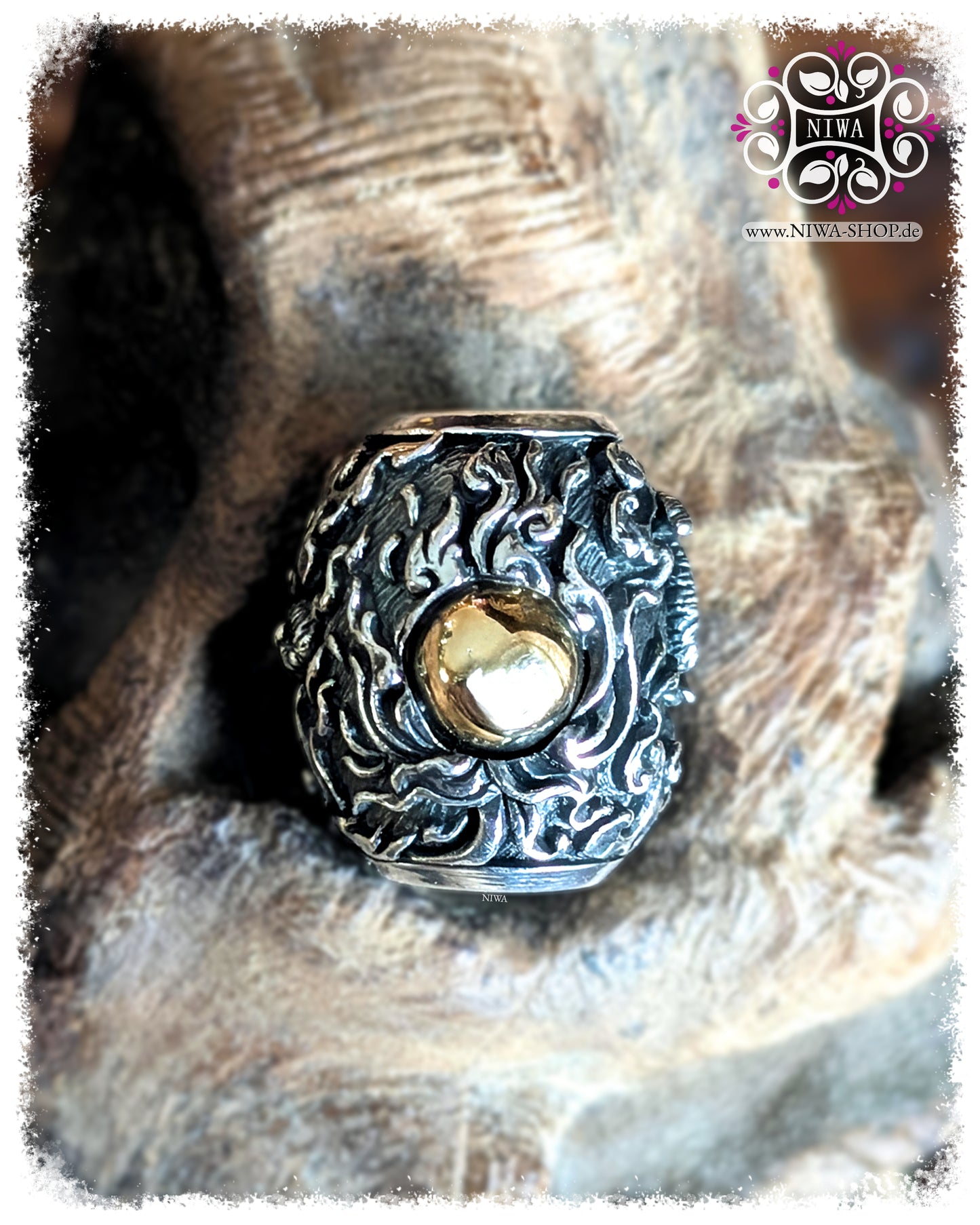 CHANG ERAWAN BarrelCharm, TwoTone 925 STERLINGSILBER mit CABOCHON SPHÄRE Detail in 18K GELBGOLD, ohne Edelstein, HIMMAPAN Serie, ASIA Kollektion, MAMA MALA by NIWA, Makroaufnahme auf TEAKWOOD Holzwurzel