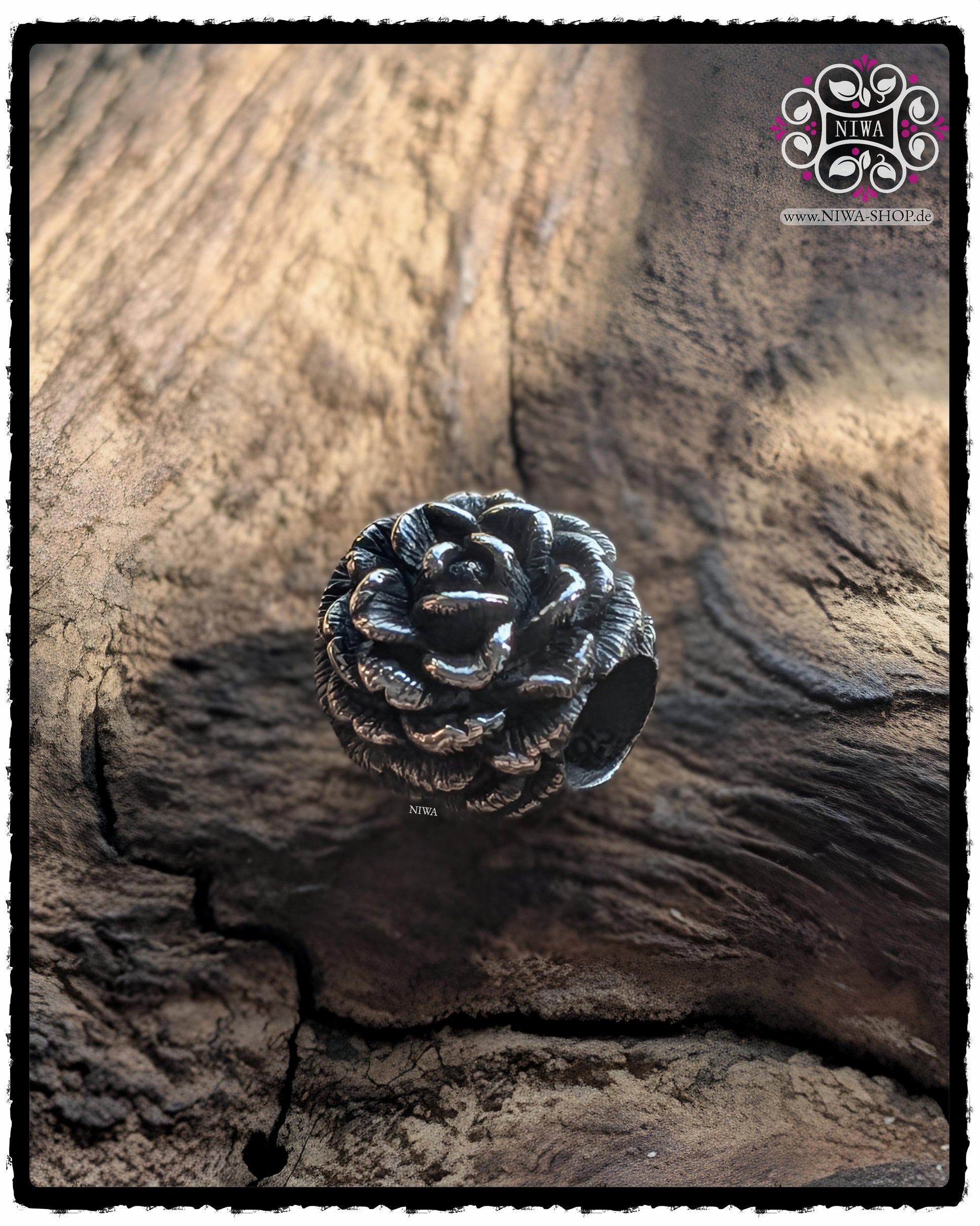 Limitierter LOTARIA AUREA MiniCharm aus massivem 925 SterlingSilber von NIWABeads | Handgefertigter Charm Lotus & Pinie, Symbol für Schutz und Harmonie