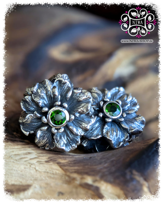 HIBISCUS GLORY Charm und passender Hibiscus Lock aus 925 SterlingSilber mit GREEN CHROME, florales Set der FLORAL GLORY Serie von NIWABeads in Nahaufnahme.