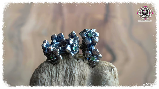 SAKURA BLOOM Spacer aus 925 SterlingSilber mit mehreren Varianten, darunter grüner Tsavorit, auf Holz, NIWABeads