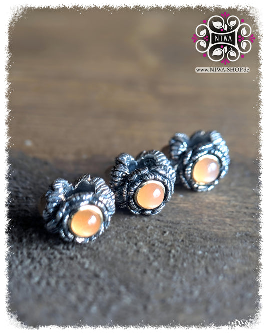 BABY PEONY BLOOM MiniCharm Cabochon Edition mit Pfirsich Mondstein, drei MiniCharms in Frontansicht auf Holzoberfläche by NIWABeads