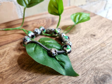 Laden Sie das Bild in den Galerie-Viewer, FROG WITH BABY SNAIL - Charm