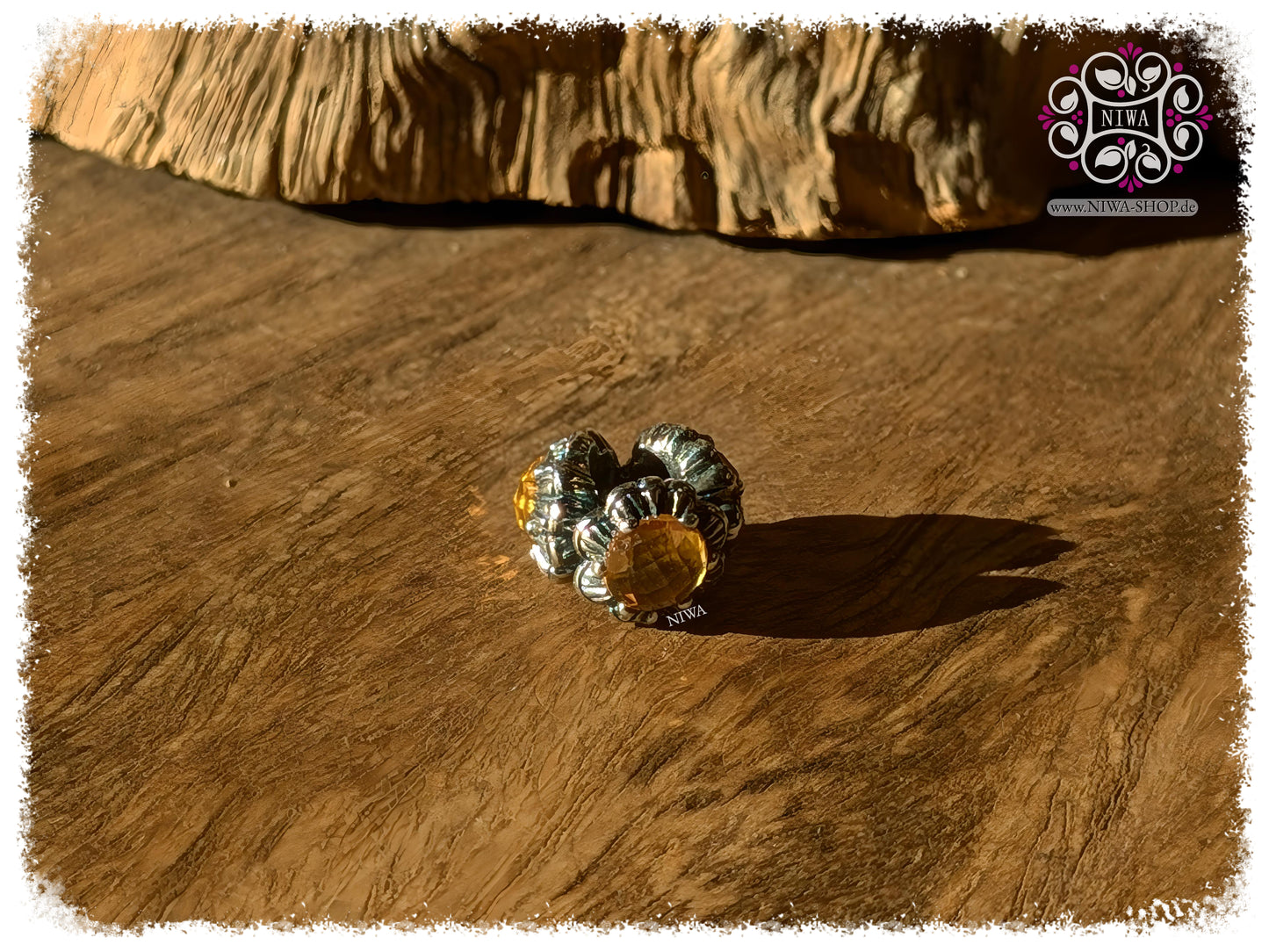 Limitierter BABY TARA LOTUS CHARM aus 925 Silber & 14K Gold von NIWABeads | Handgefertigte Lotusblüte mit drei gelben Citrin-Edelsteinen im Facet Cut