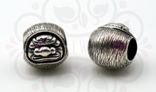 Laden Sie das Bild in den Galerie-Viewer, BABY DARUMA - Charm Special Edition