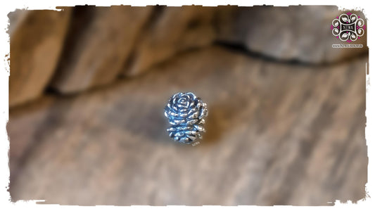 MY GARDEN CAMELLIA Charm, Gesamtansicht mit Blüte oben und organischem Korpus, massives 925 SterlingSilber, NIWABeads, MY GARDEN Serie, FLOWER Collection, kombinierbar mit Spacern, Dangles und Beads anderer Anbieter