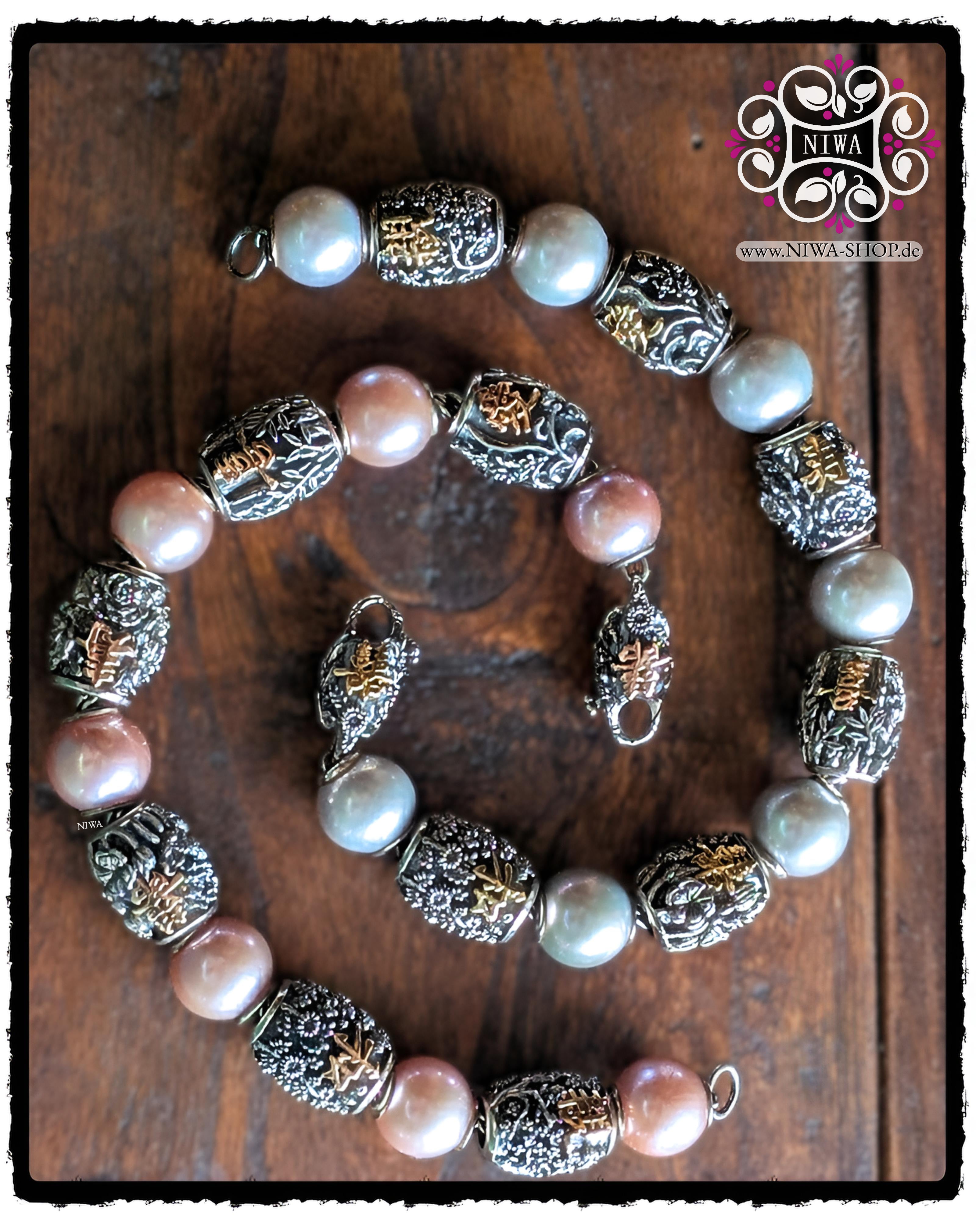 Chinese Sign Series_Sets – zwei arrangierte Armbänder der CHINESE Serie von MAMA MALA mit vollständigen Sets aus CHARM Barrels und LOCKS in 925 STERLINGSILBER und 18K Gold auf dunkler Holzoberfläche: unten ein Design mit rosa Perlen und ROSÉGOLD Schriftzeichen, oben ein Design mit weißen bis sanft grauen Perlen und GELBGOLD Schriftzeichen, beide mit fein ausgearbeiteten chinesischen Symbolen und floralen Reliefs.