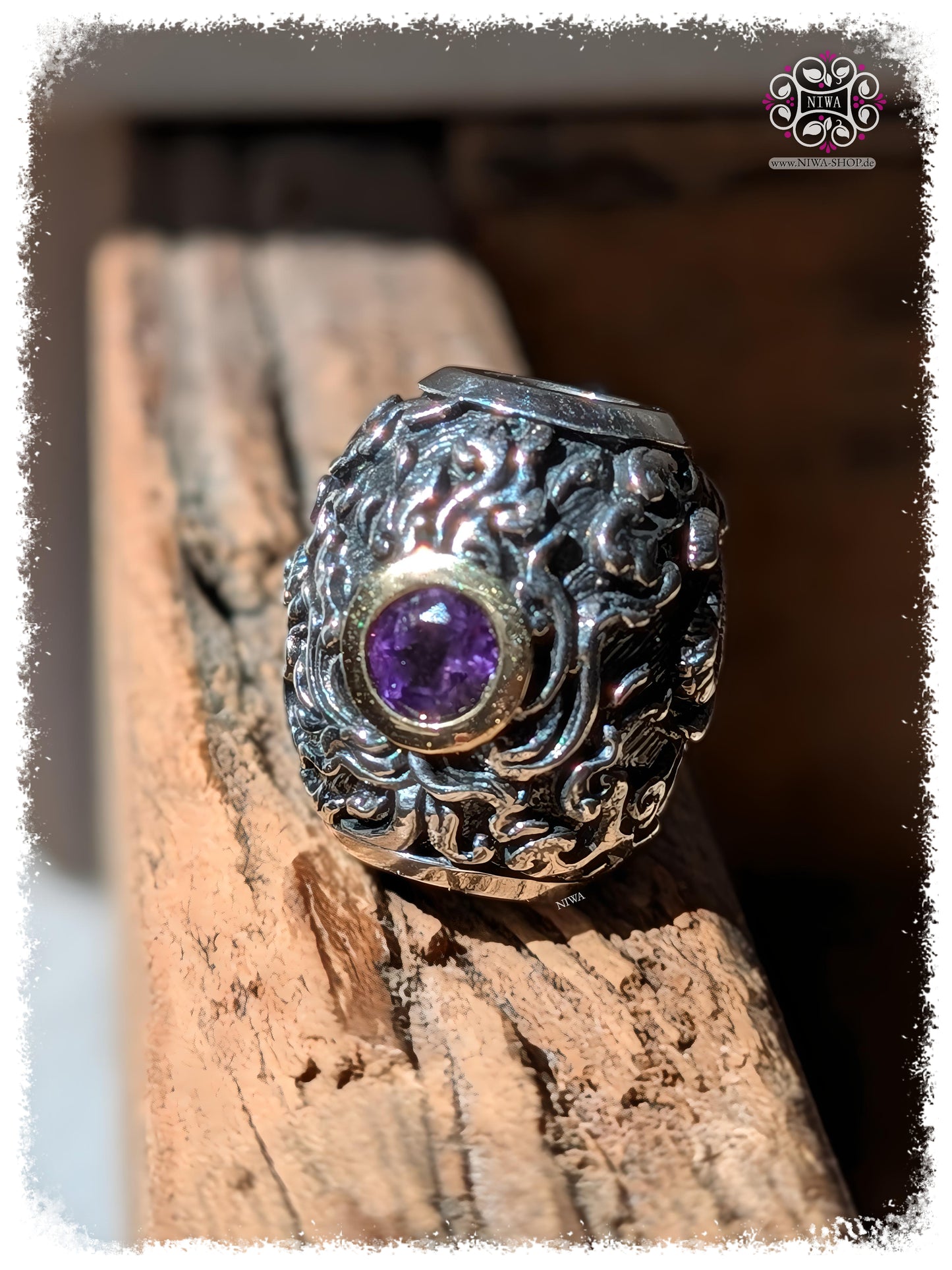 CHANG ERAWAN BarrelCharm, TWOTONE 925 STERLINGSILBER mit 18K GELBGOLD Fassung, violetter AMETHYST, ornamentale Wolkenmuster, Makroaufnahme auf TEAKWOOD HOLZWURZEL