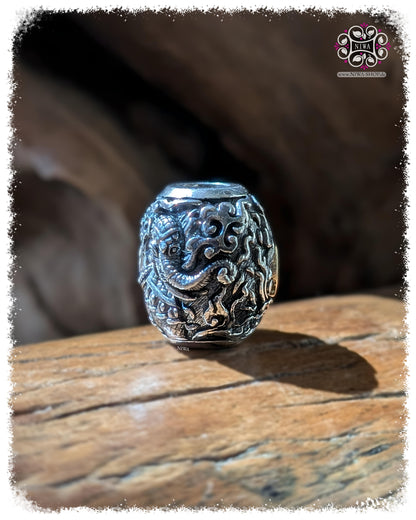 CHANG ERAWAN BarrelCharm, 925 STERLINGSILBER, Seitenansicht dreiköpfiger Elefant CHANG ERAWAN, reliefiert und detailreich, auf TEAKWOOD HOLZ, HIMMAPAN Serie, MAMA MALA by NIWA