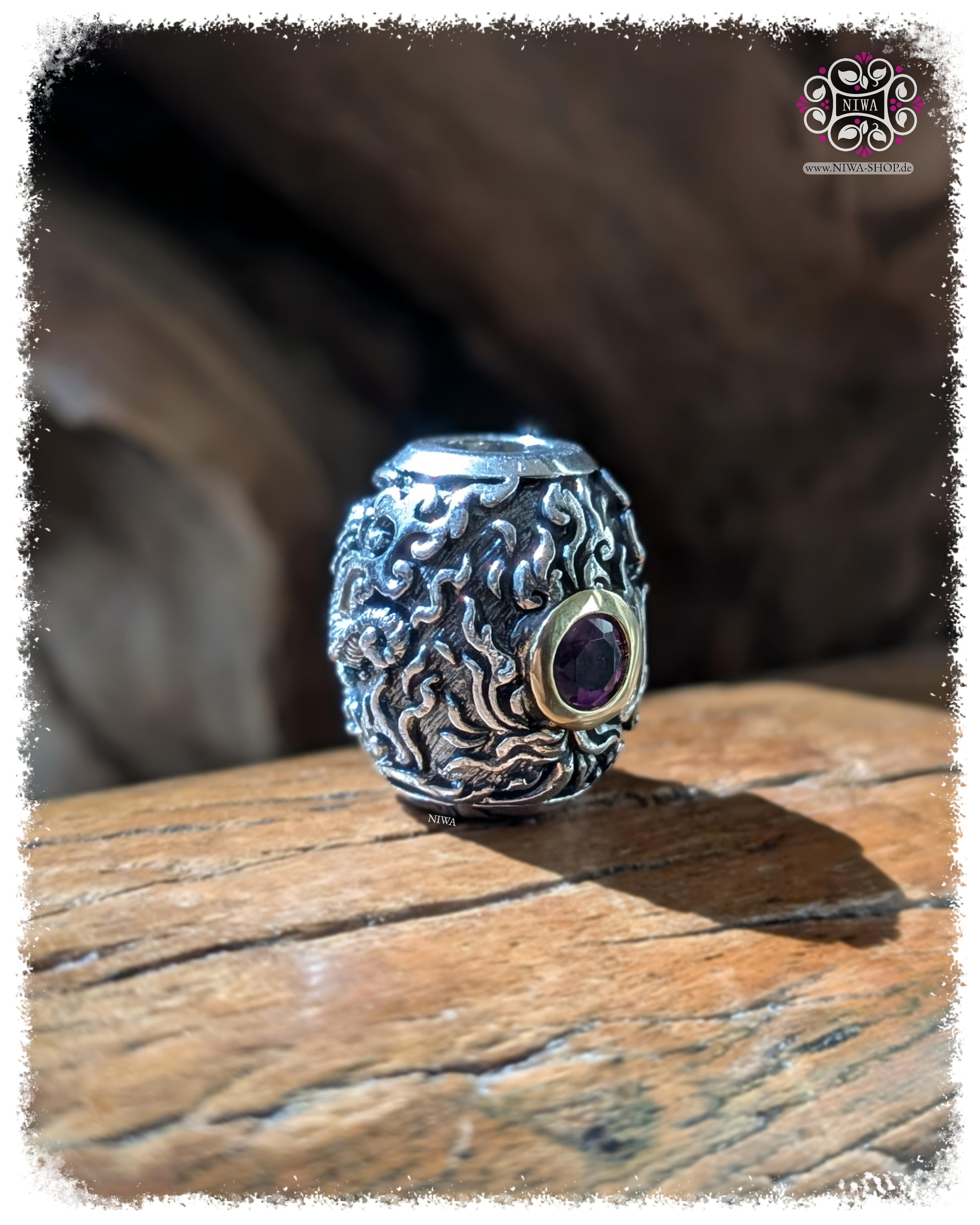 CHANG ERAWAN BarrelCharm, TWOTONE 925 STERLINGSILBER mit 18K GELBGOLD Fassung, violetter AMETHYST, Seitenansicht mit Ornamentik, auf TEAKWOOD HOLZ, HIMMAPAN Serie, MAMA MALA by NIWA