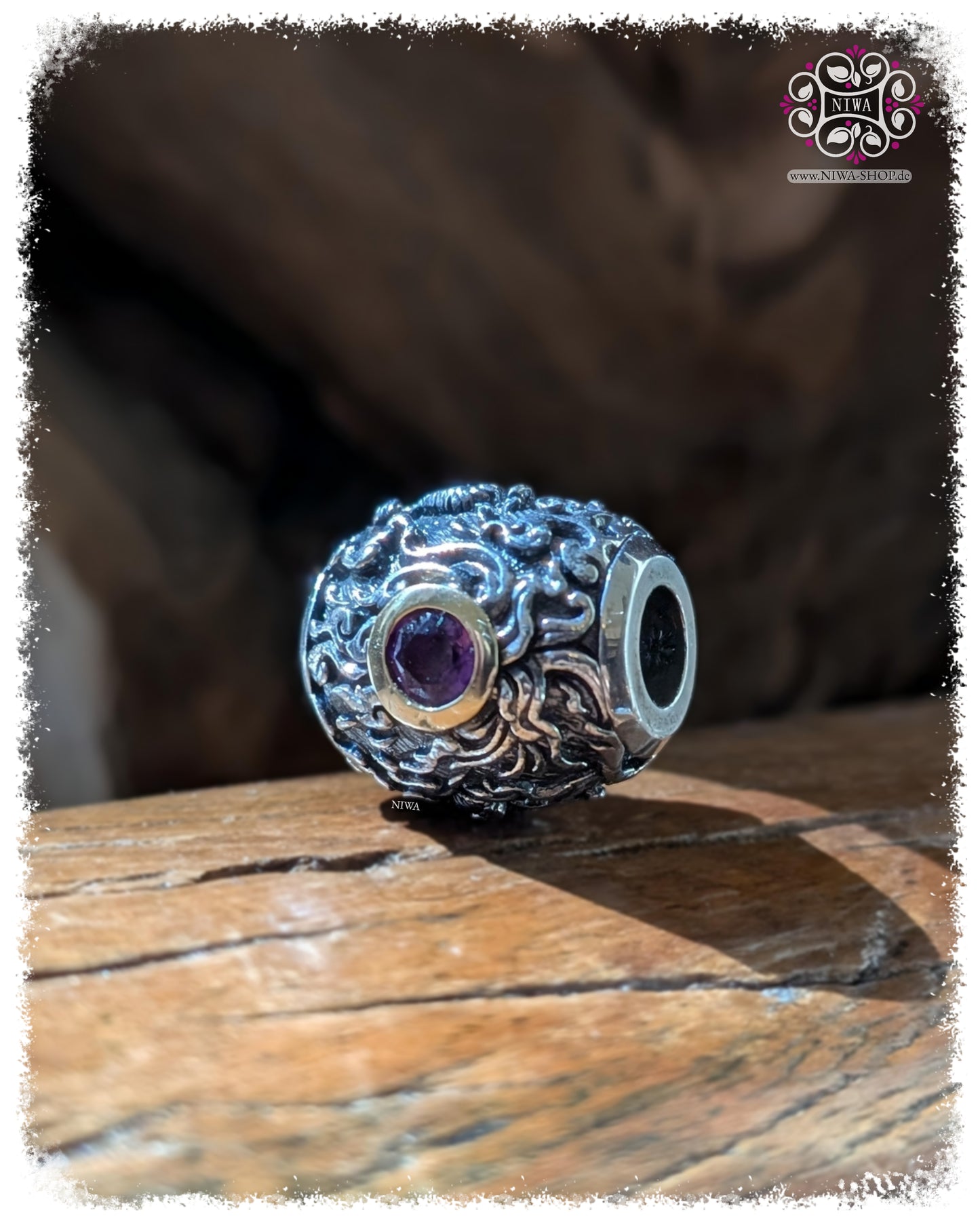 CHANG ERAWAN BarrelCharm, TWOTONE 925 STERLINGSILBER mit 18K GELBGOLD Fassung, violetter AMETHYST, liegende Ansicht mit großer Durchbohrung, auf TEAKWOOD HOLZ, HIMMAPAN Serie, MAMA MALA by NIWA