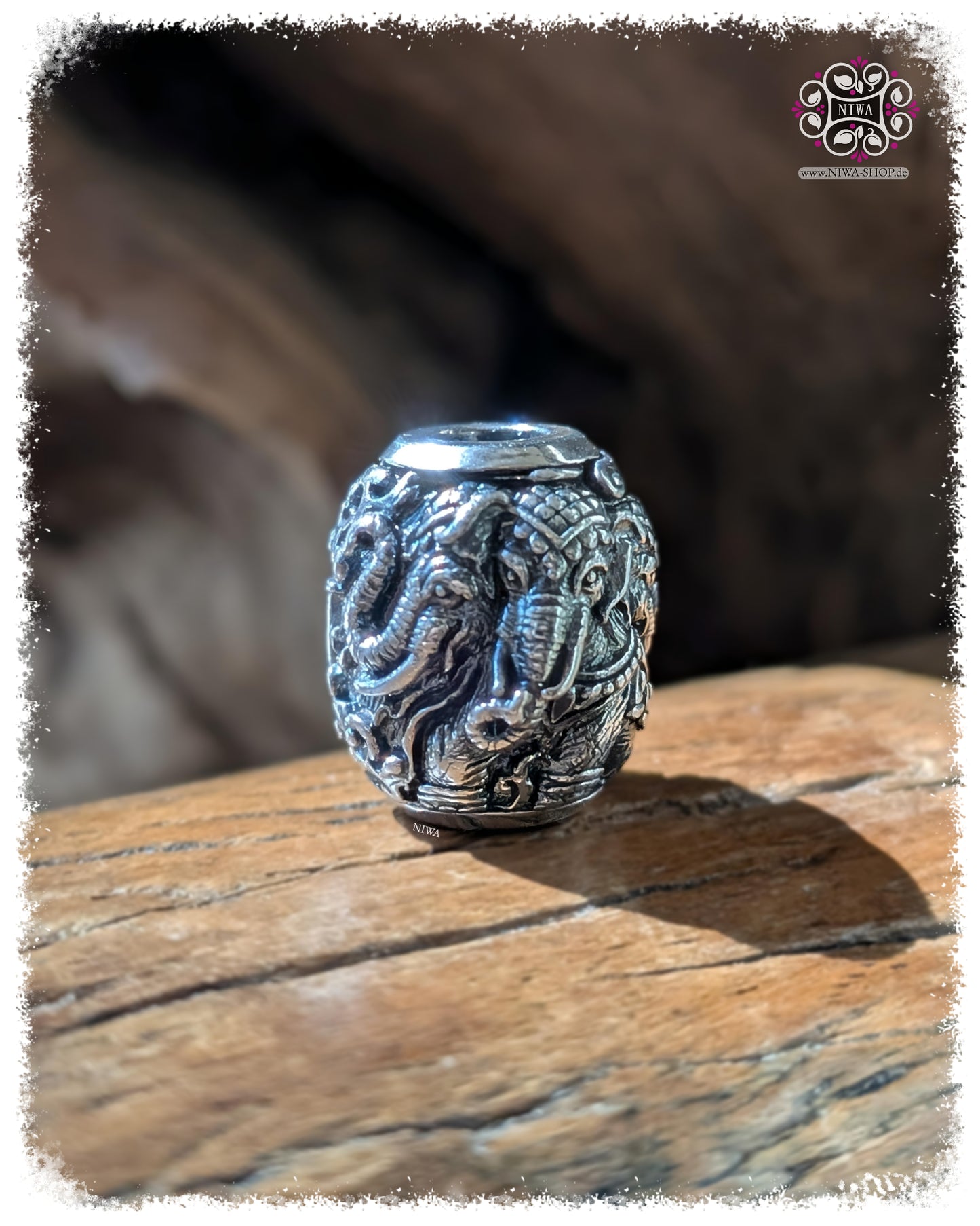 CHANG ERAWAN BarrelCharm, 925 STERLINGSILBER, Seitenansicht mit drei Elefantenköpfen und Rüsseln, Makroaufnahme auf TEAKWOOD HOLZ, HIMMAPAN Serie, MAMA MALA by NIWA