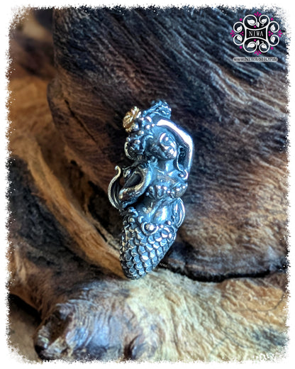 NAIA QUEEN of TIDES Lock Verschluss aus 925 Silber und GelbGold TwoTone von MAMA MALA | Handgefertigte Meerjungfrauen-Figur mit Seeanemone als Kopfschmuck