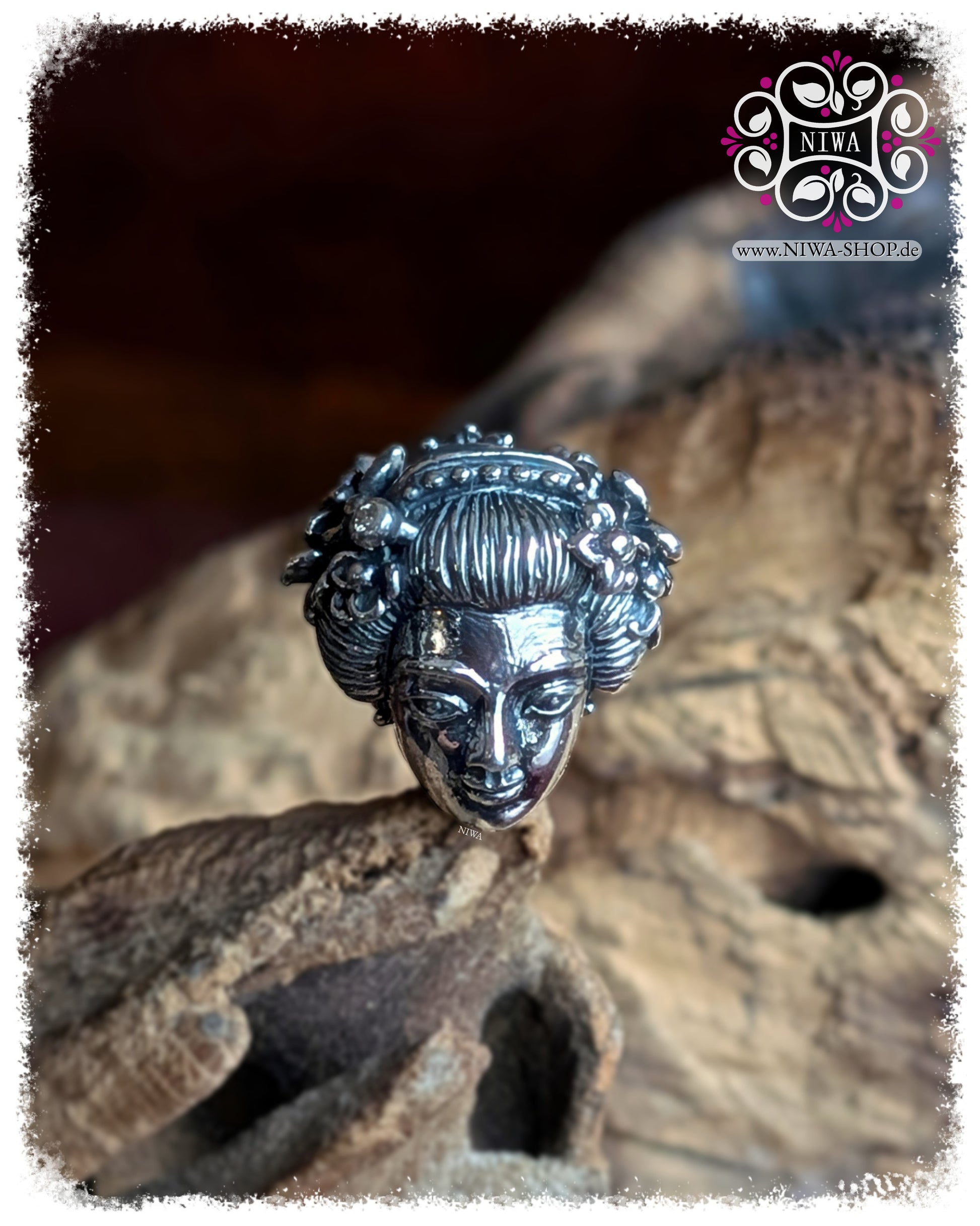 MAMA MALA, ASIA Collection, JAPAN series, GEISHA charm made of 925 sterling silver, front view of the GEISHA face, finely modeled hair with flowers and two white diamonds in the hair decoration.