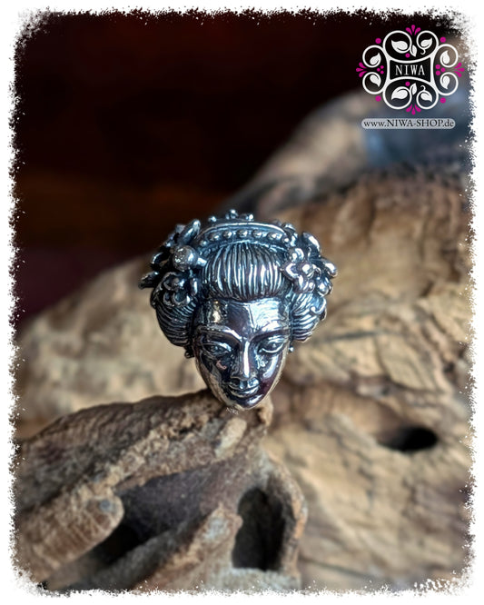 MAMA MALA, ASIA Collection, JAPAN series, GEISHA charm made of 925 sterling silver, front view of the GEISHA face, finely modeled hair with flowers and two white diamonds in the hair decoration.