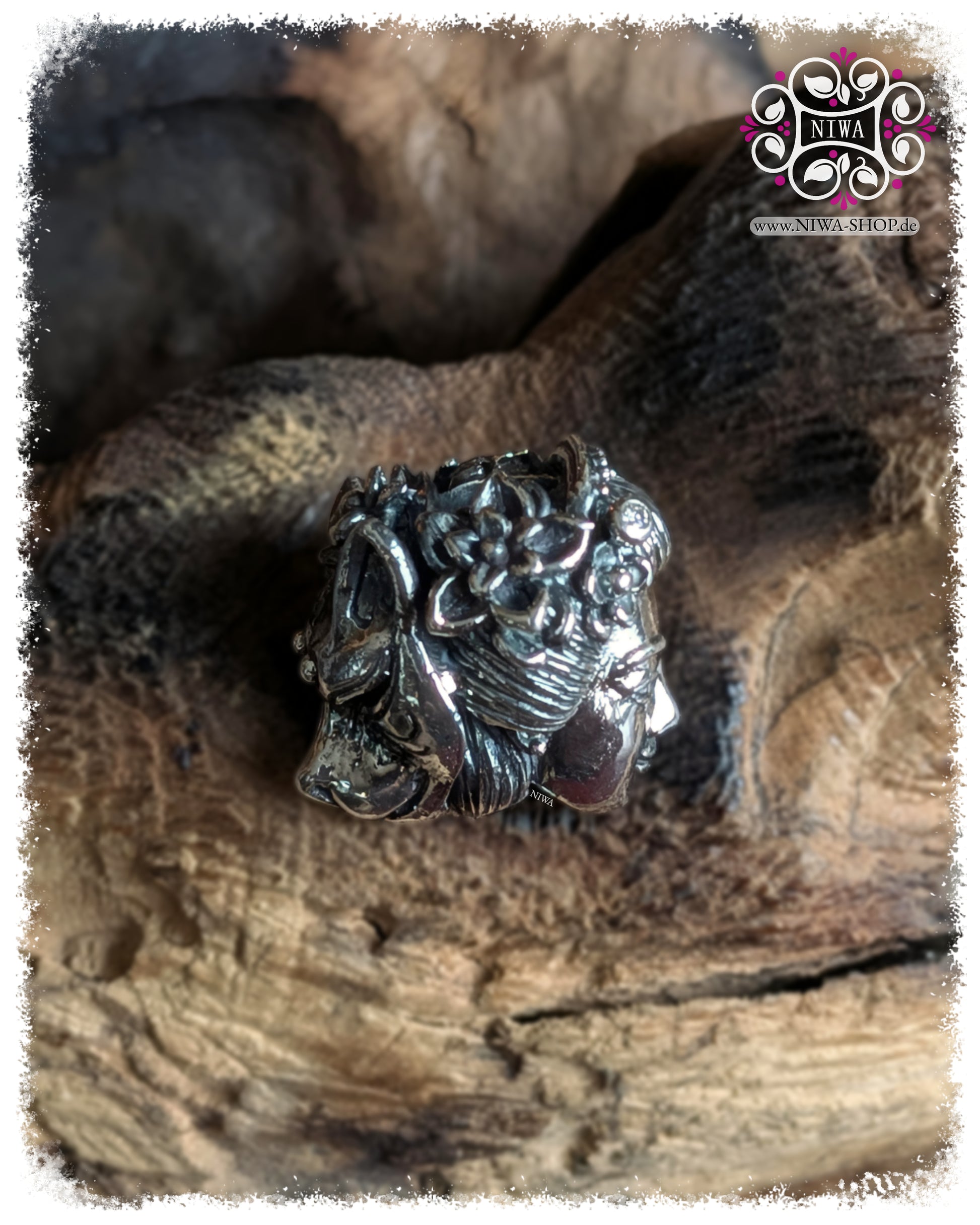 MAMA MALA, ASIA Collection, JAPAN series, GEISHA KITSUNE charm made of 925 sterling silver, oblique right angle, GEISHA profile and KITSUNE mask, floral details in the hair with two white diamonds.