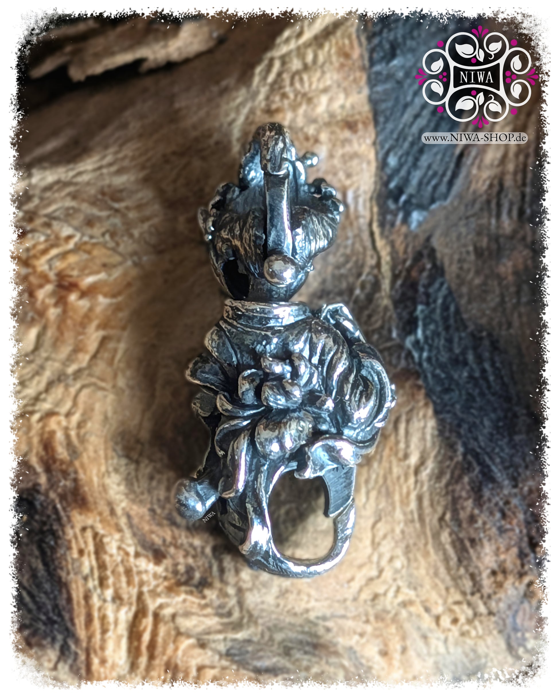 KITSUNE URAOMOTE LOCK, 925 STERLING SILVER, rear view, detailed hair section with hair decoration, at the top the locking bracket and the guide elegantly incorporated into the back of the head, at the back clear contours of KIMONO and ornaments, at the bottom the lock ring