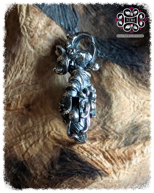 KITSUNE URAOMOTE LOCK, 925 STERLING SILVER, left side view, KITSUNE MASK in profile, fine hair structure and hair accessories, at the top the locking bracket is neatly integrated into the head and hair, at the bottom the lock ring with mechanism