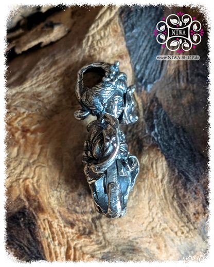 KITSUNE URAOMOTE LOCK, 925 STERLING SILVER, right side view, three-dimensional KIMONO with relief, round ball pin on the side, locking bar integrated into the hair at the top, the solid locking ring at the bottom