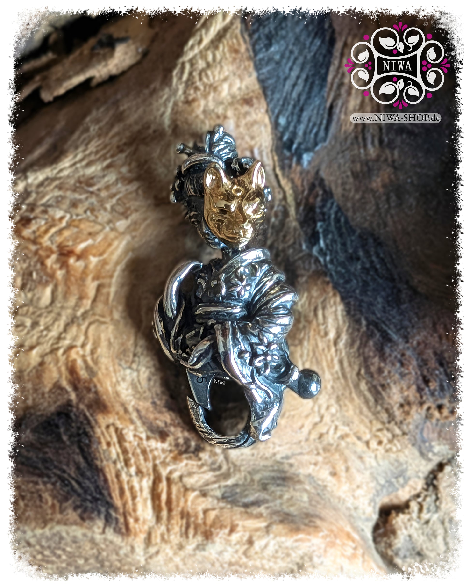 KITSUNE URAOMOTE LOCK, TwoTone Variante, Frontansicht, GEISHA Figur in 925 STERLINGSILBER mit KITSUNE MASKE aus massivem 18K GELBGOLD, starke Kontraste, unten integrierter Verschlussring