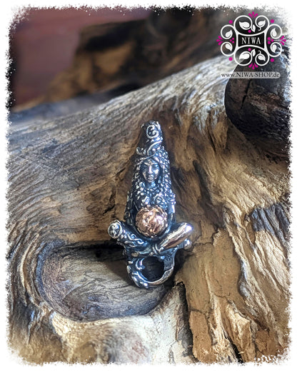 Frontansicht des GAIA MOTHER of LIFE Lock in TwoTone mit 18K RoséGold. Die ruhige, sitzende Figur aus SterlingSilber hält eine Weltkugel in warmem RoséGold. Blattgewand, organische Oberflächenstruktur und die aus dem Haar wachsende Öse verleihen dem Lock eine naturverbundene, mythische Ausstrahlung.