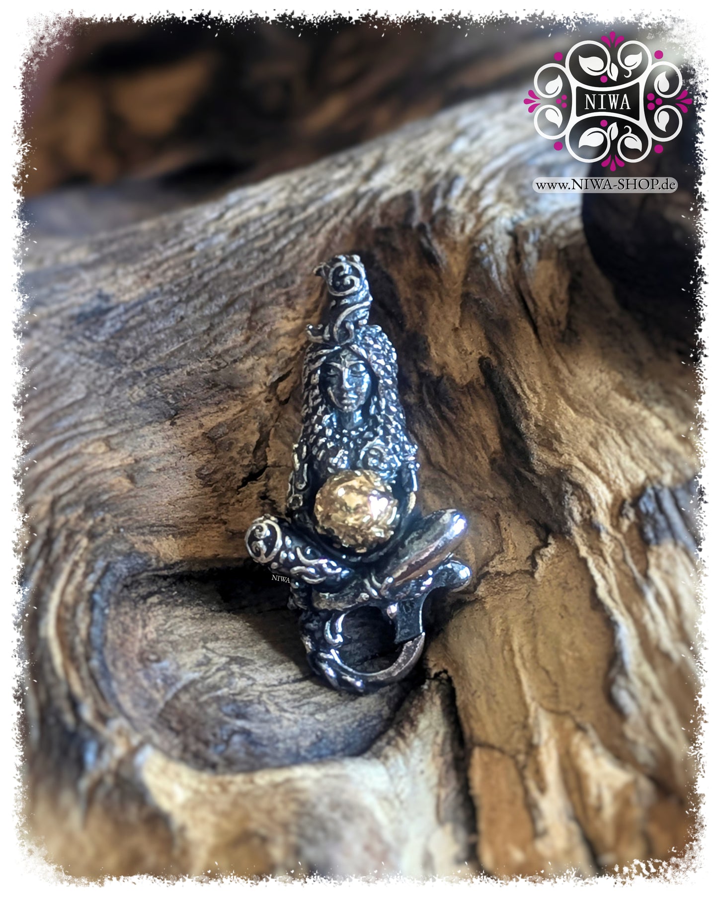Frontansicht des GAIA MOTHER of LIFE Lock in TwoTone mit 18K GelbGold. Die sitzende Frauenfigur aus SterlingSilber hält eine goldene Weltkugel in den Händen. Das Design zeigt fein gearbeitete Blätter, Ranken und eine organisch in das Haar integrierte Öse.