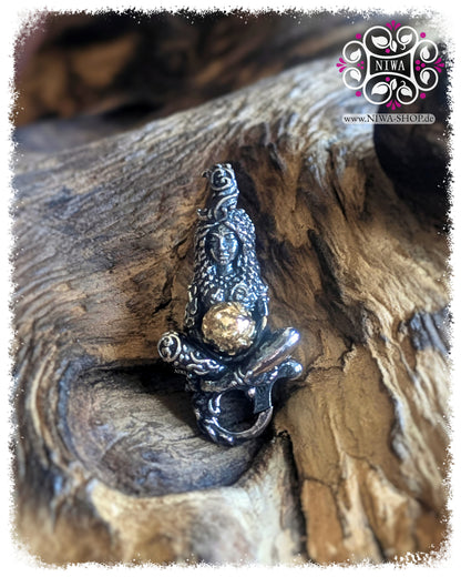 Frontansicht des GAIA MOTHER of LIFE Lock in TwoTone mit 18K GelbGold. Die sitzende Frauenfigur aus SterlingSilber hält eine goldene Weltkugel in den Händen. Das Design zeigt fein gearbeitete Blätter, Ranken und eine organisch in das Haar integrierte Öse.