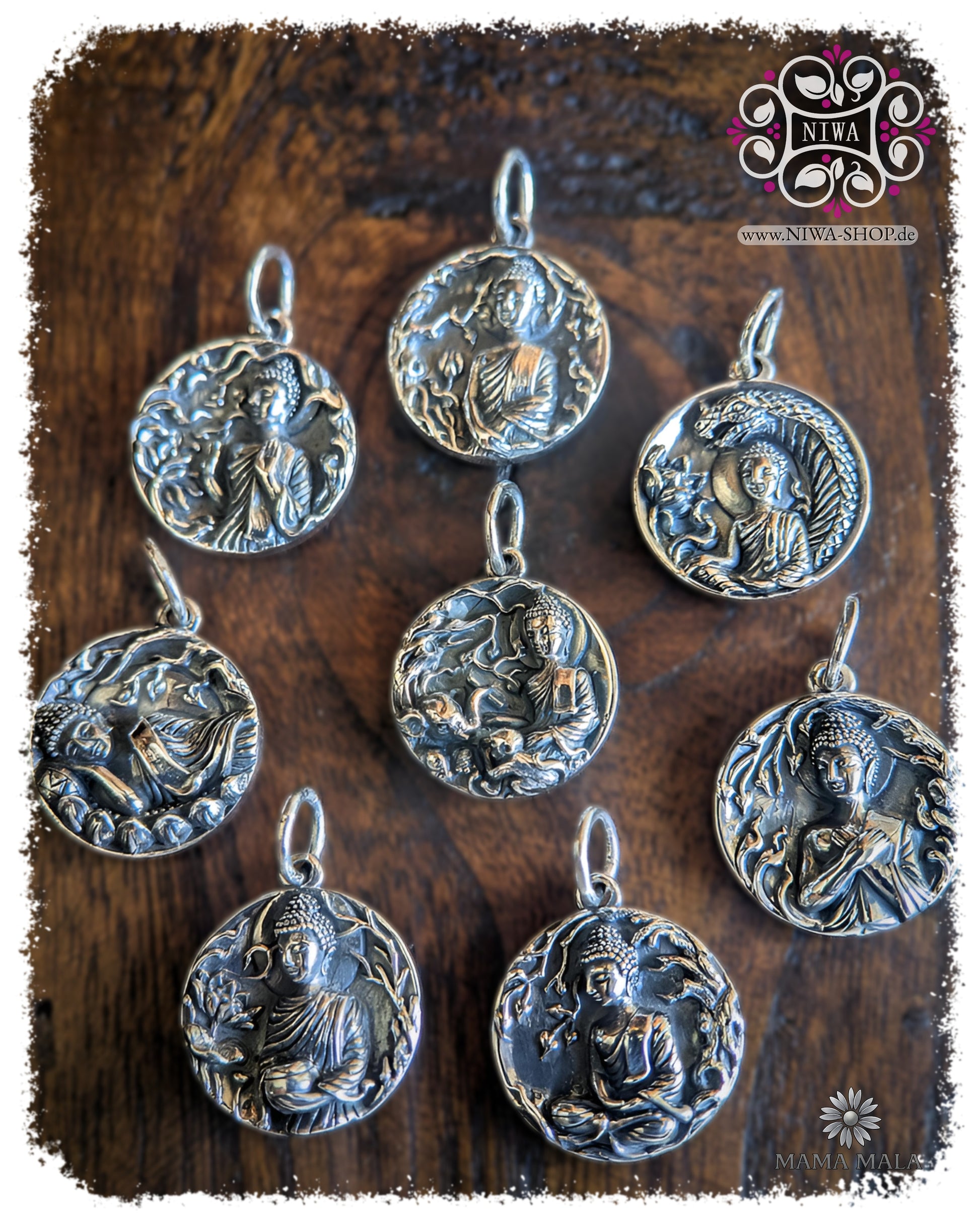 Alle Glücksbuddha Coins der Wochentage aus massivem 925 SterlingSilber auf dunklem Holz, runde Buddha Dangles der BUDDHA Serie von MAMA MALA.