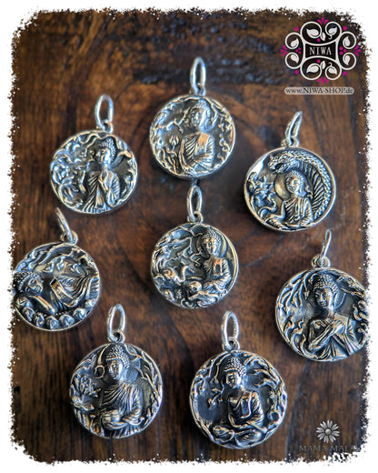 Alle Glücksbuddha Coins der Wochentage aus massivem 925 SterlingSilber auf dunklem Holz, runde Buddha Dangles der BUDDHA Serie von MAMA MALA.