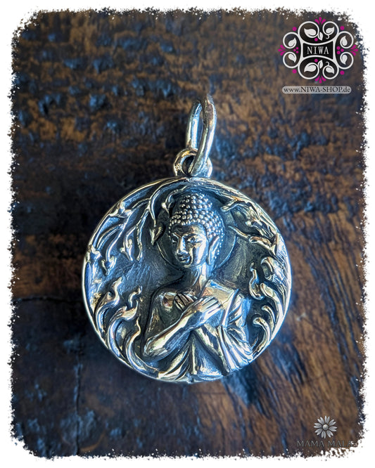 Freitagsbuddha Dangle PANG RAM PUENG COIN aus massivem 925 SterlingSilber, runder Buddha Coin mit gekreuzten Armen als Symbol für Besinnung, Weisheit und stille Klarheit auf dunklem Holz.
