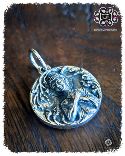 PANG RAM PUENG COIN Dangle in seitlicher Ansicht, detailreicher Freitagsbuddha aus 925 SterlingSilber mit kontemplativer Buddha Darstellung und organischem Relief auf dunkler Holzstruktur.
