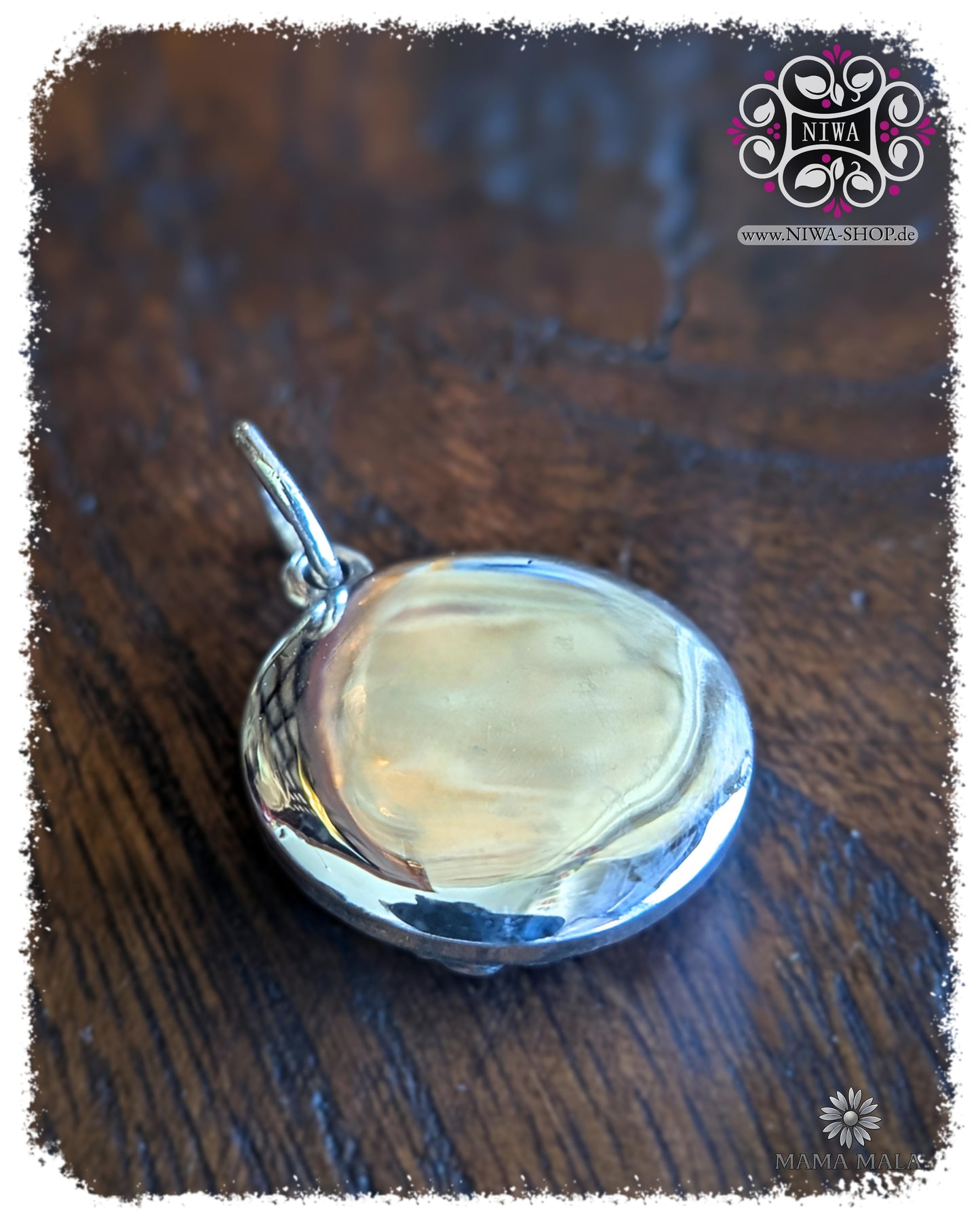 Rückseite des PANG HAM YAT COIN Dangle aus massivem 925 SterlingSilber, glatt polierte Rückseite mit Öse auf dunklem Holz.