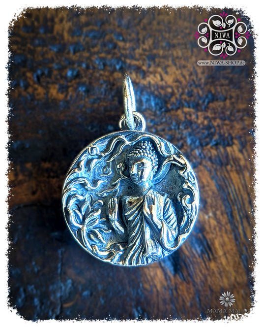 Montagsbuddha Dangle PANG HAM YAT COIN aus massivem 925 SterlingSilber, runder Buddha Coin mit erhobenen Händen als Symbol für Frieden und Versöhnung auf dunklem Holz.