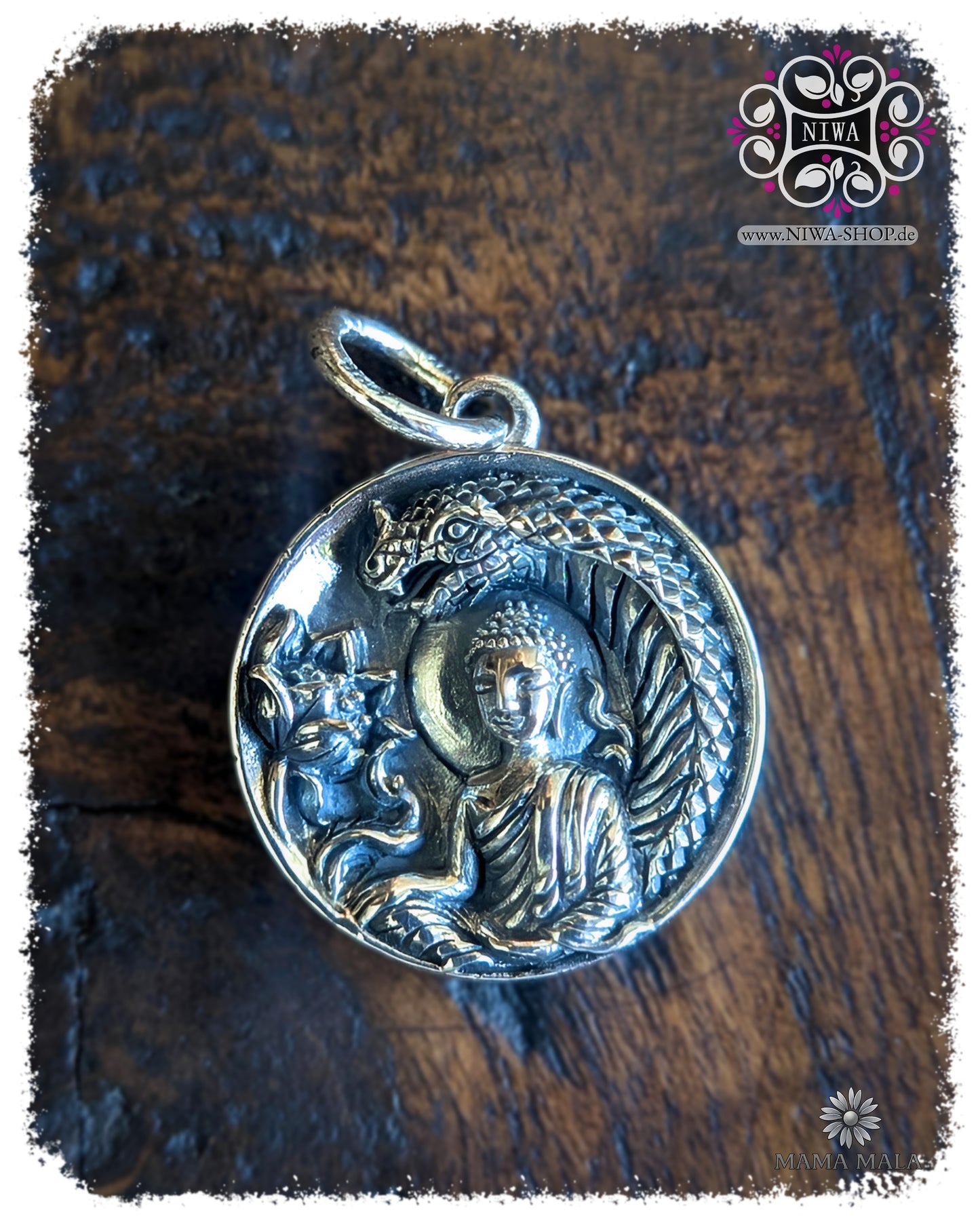 Samstagsbuddha Dangle PANG NAK PROK COIN aus massivem 925 SterlingSilber, runder Buddha Coin mit Naga-Schlange als Symbol für Schutz, Widerstandskraft und standhafte Ruhe auf dunklem Holz.