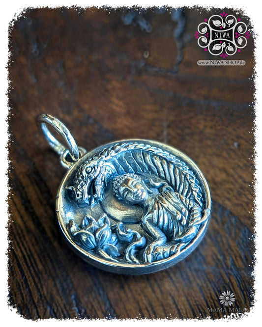 PANG NAK PROK COIN Dangle in seitlicher Ansicht, detailreicher Samstagsbuddha aus 925 SterlingSilber mit meditierendem Buddha unter der schützenden Naga-Schlange auf dunkler Holzstruktur.