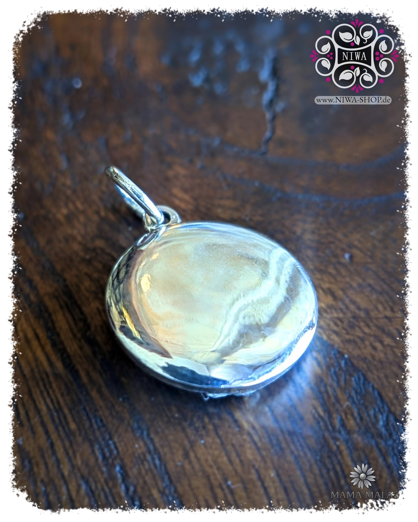 Rückseite des PANG THAWAI NET COIN Dangle aus massivem 925 SterlingSilber, glatt polierte Rückseite mit Öse auf dunklem Holz.